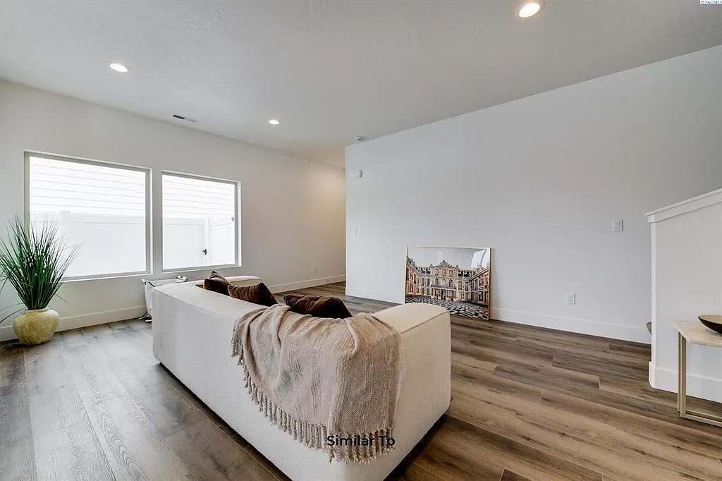 3 bed, 1200 sqft, $2,350 — Photo 3
