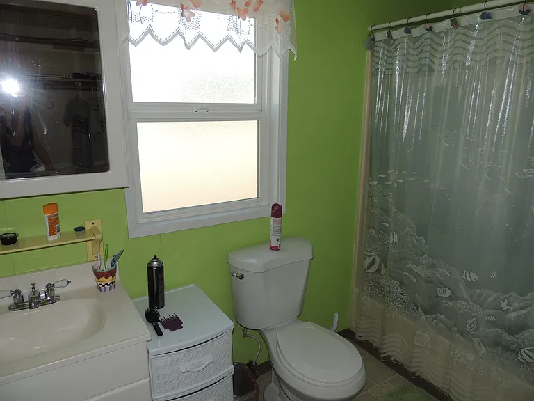 bathroom tub/shower