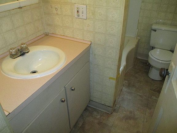 4th image of 615 Maple St
