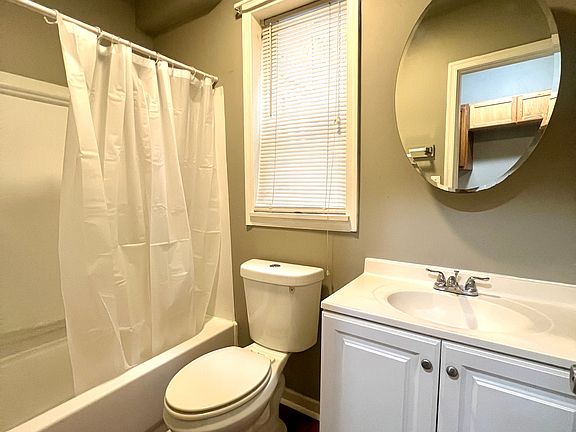 4th image of 633 Emerald St #1