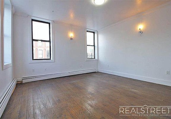 3rd image of 576 Willoughby Ave #2L