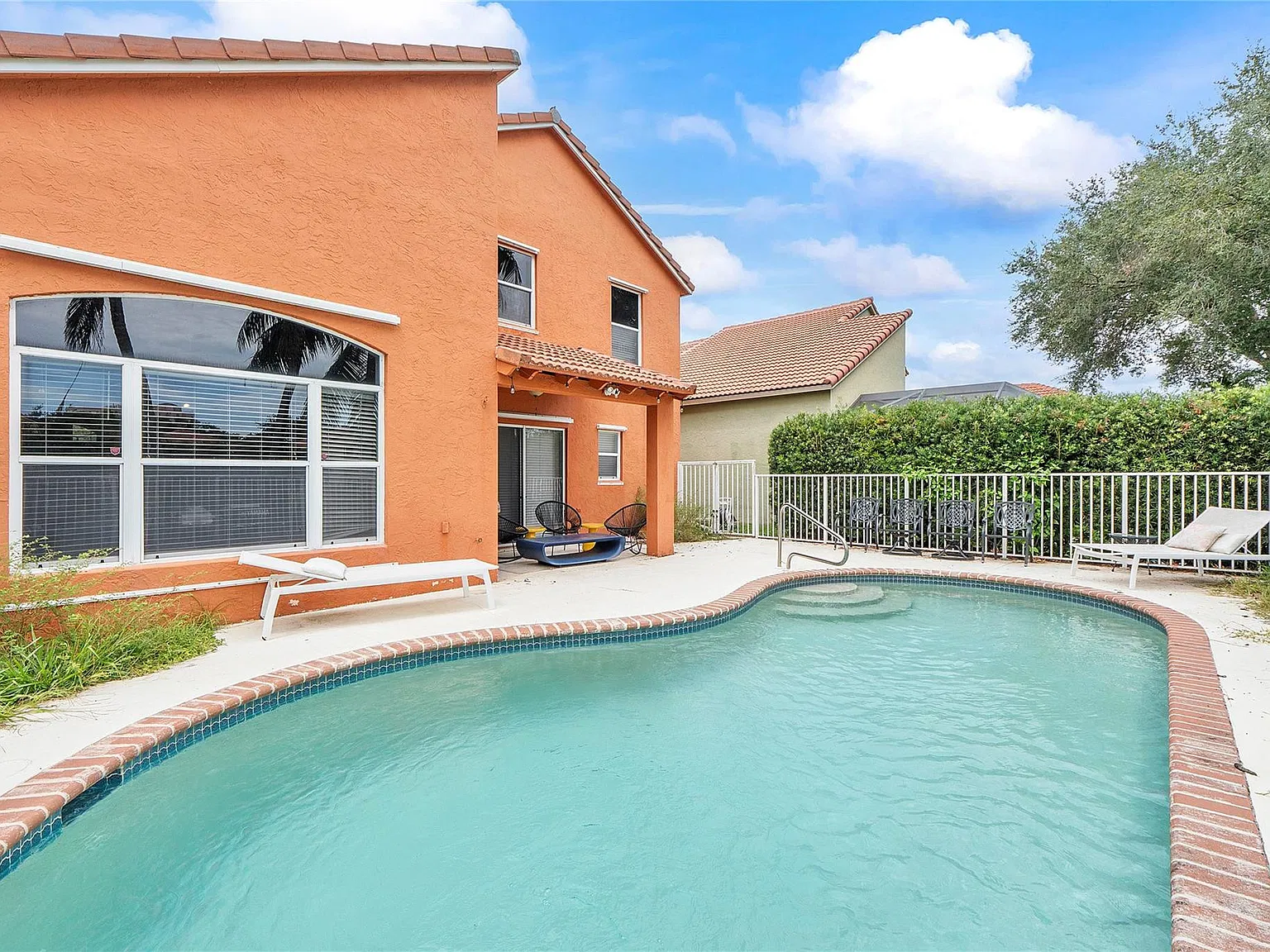 4 bed, 2.5 bath, 1890 sqft, $4,200 — Photo 2