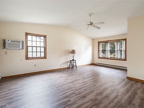 2nd image of 952 Park Ave