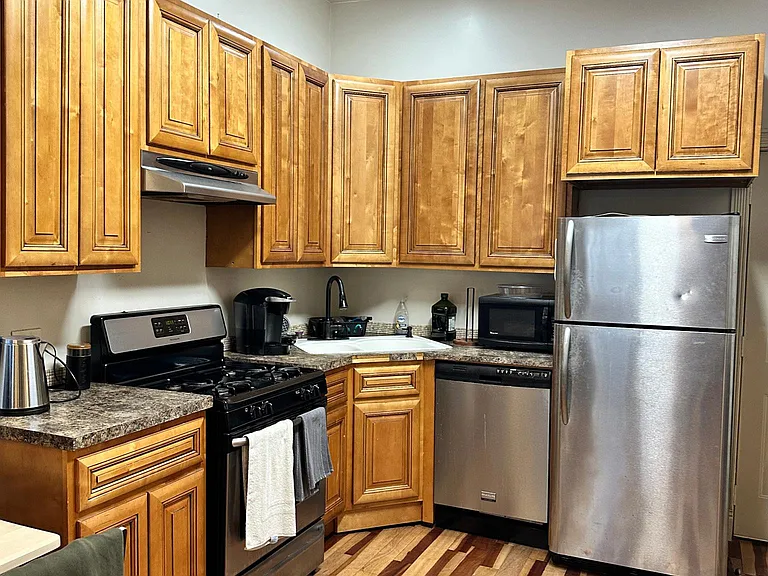 1749 W Erie St #1R — Photo 14
