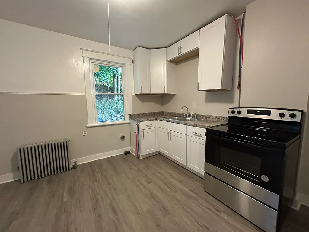 8-10 Scammell Avenue - 2 — Photo 4