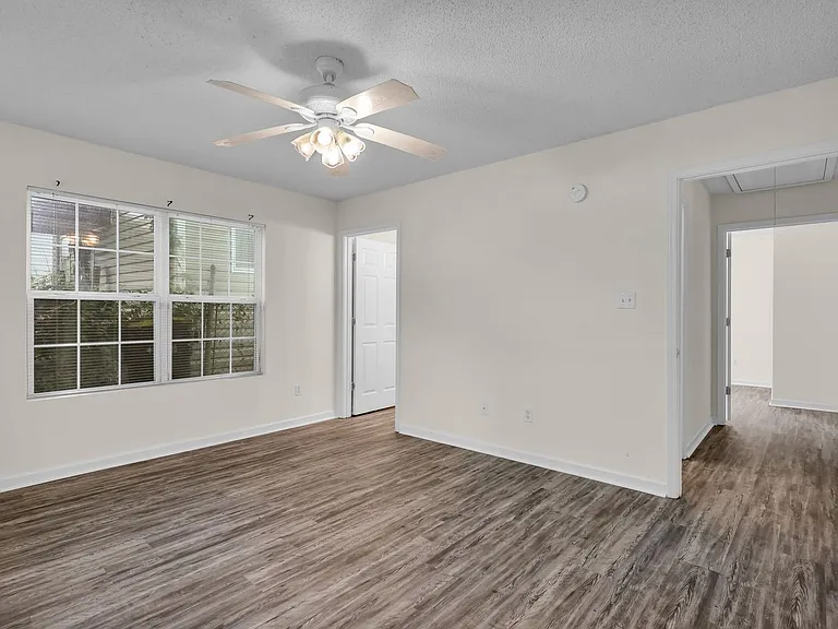 1202 E Waldburg St — Photo 13