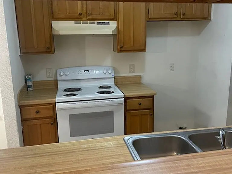 716 Woodland Ct — Photo 4
