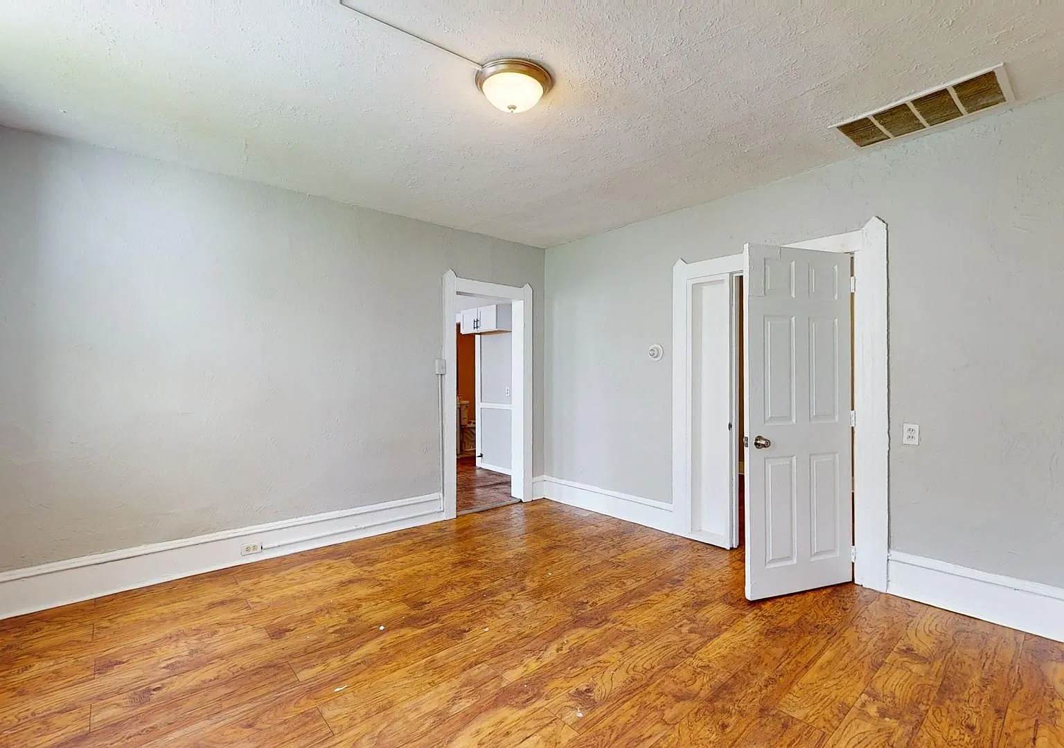 3347 Seymour Ave — Photo 4