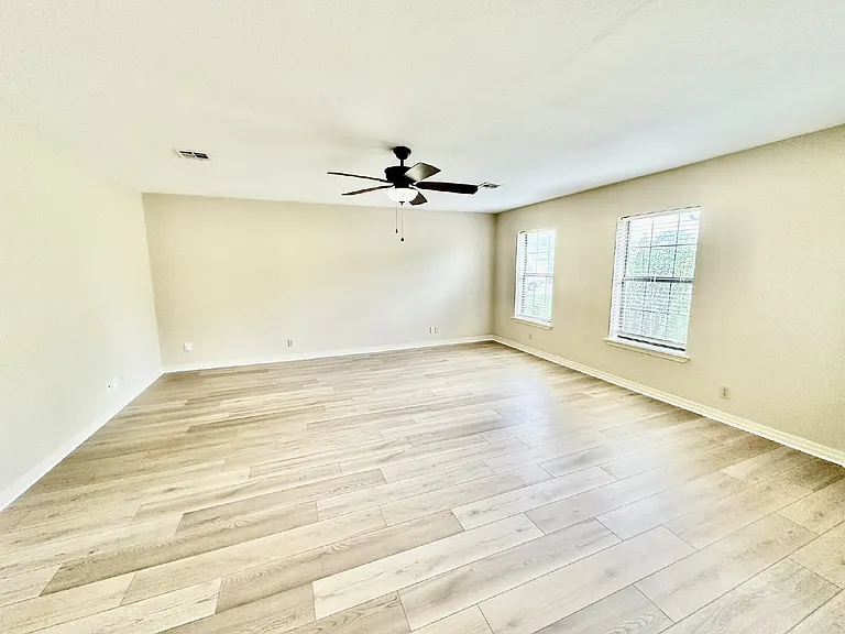 2311 W Willow St — Photo 5