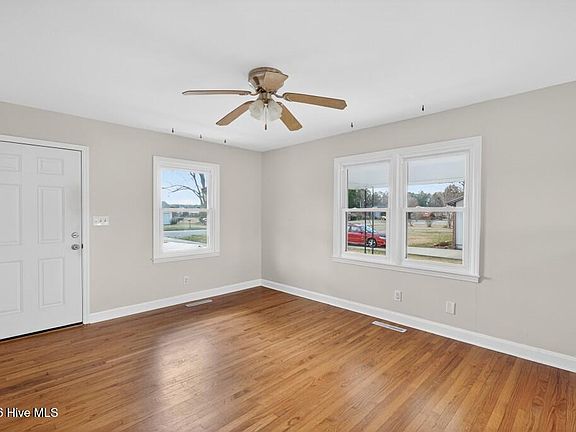 4th image of 914 Greenfield Heights Boulevard
