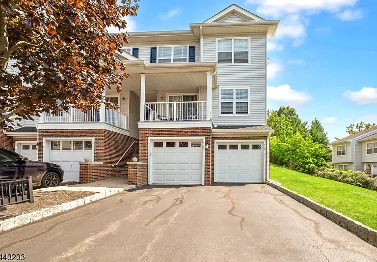 418 Dalton Ct — Photo 1