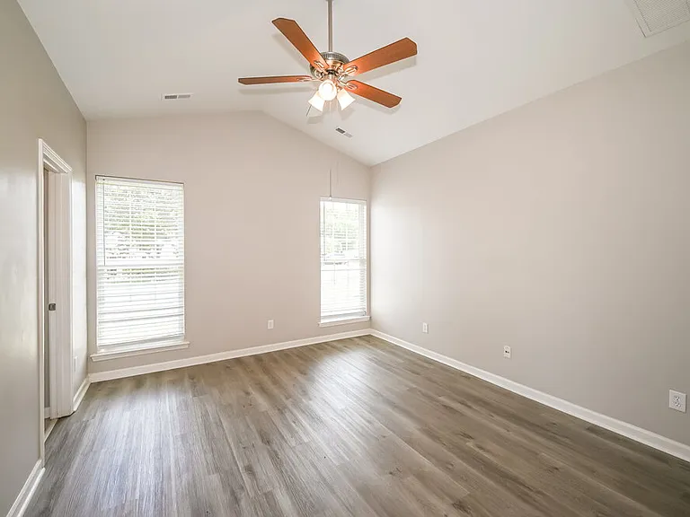 8704 Rozumny Dr — Photo 8