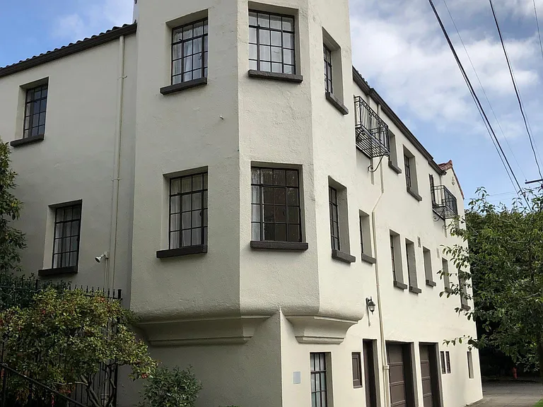 2325 NE Flanders St #18 — Photo 5