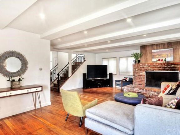 4th image of 328 Fullerton Ave