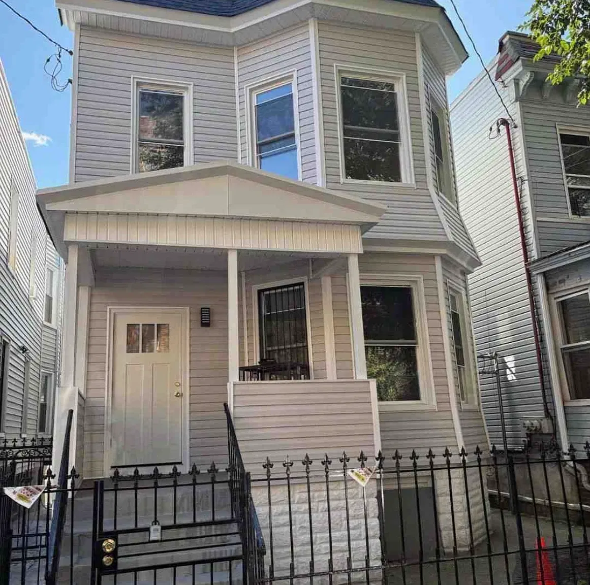 3284 Hull Ave — Photo 1
