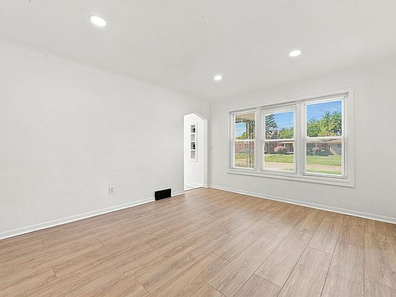 4th image of 18104 Runyon St