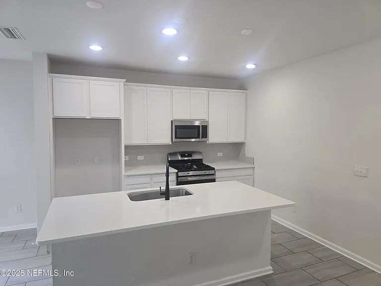 1971 Amberly Dr — Photo 3