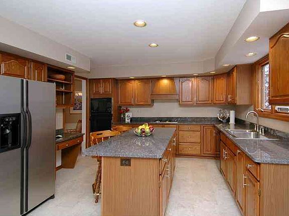 5th image of 806 Oxford Ct