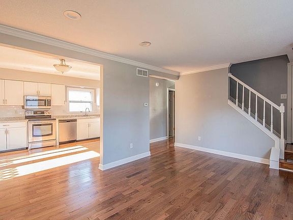 3rd image of 590 Linden St
