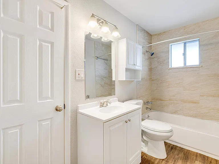 Bella Vista Apartments — Photo 18