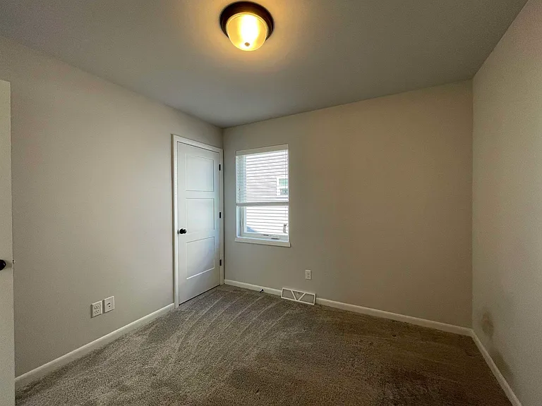 2555 Spark — Photo 15