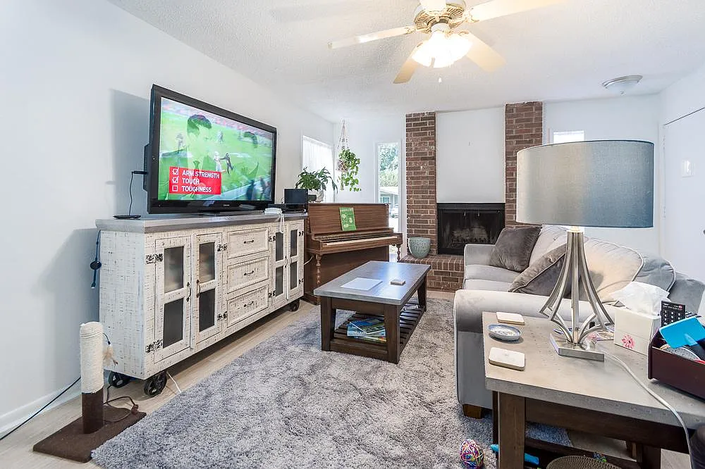 3 bed, 1172 sqft, $1,900 — Photo 3