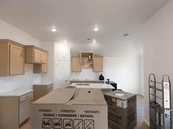 10348 SW 56th St, Mustang, OK 73064