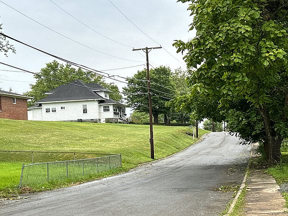 4th image of 930 Summerlee Ave