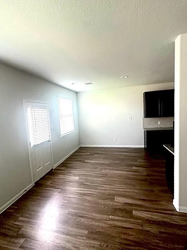 3 bed, 2.5 bath, 1950 sqft, $1,850 — Photo 4