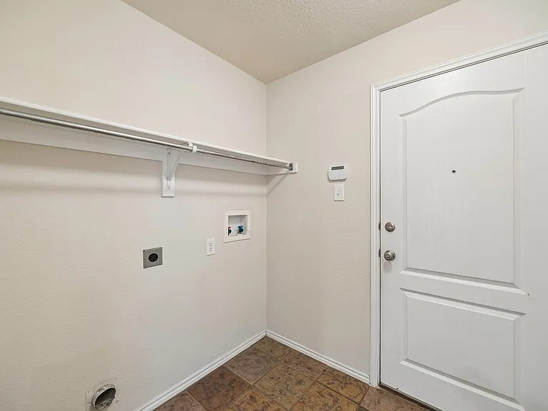 1552 Sleepy Hollow Dr — Photo 27
