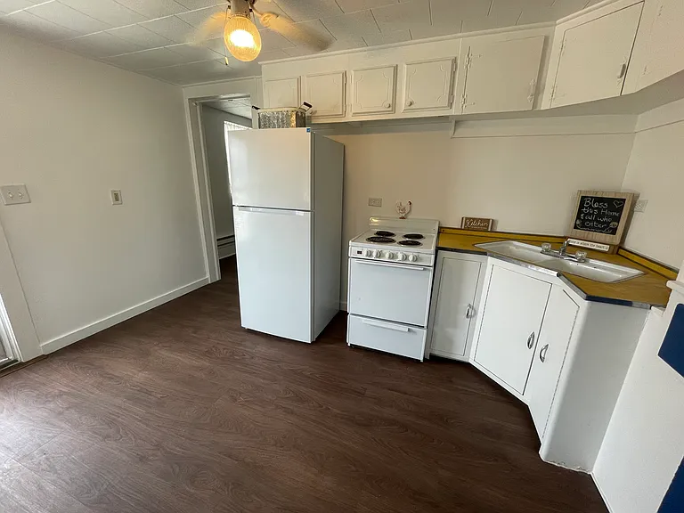 565 E Locust St — Photo 1