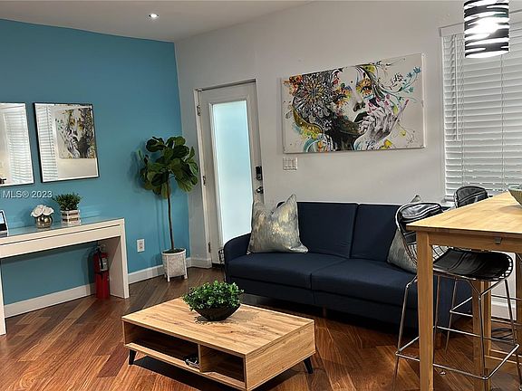2nd image of 927 Euclid Ave APT 8