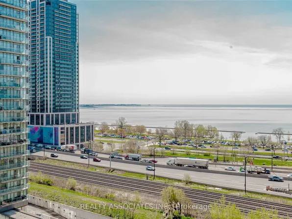 105 The Queensway #813, Toronto, ON M6S 5B5