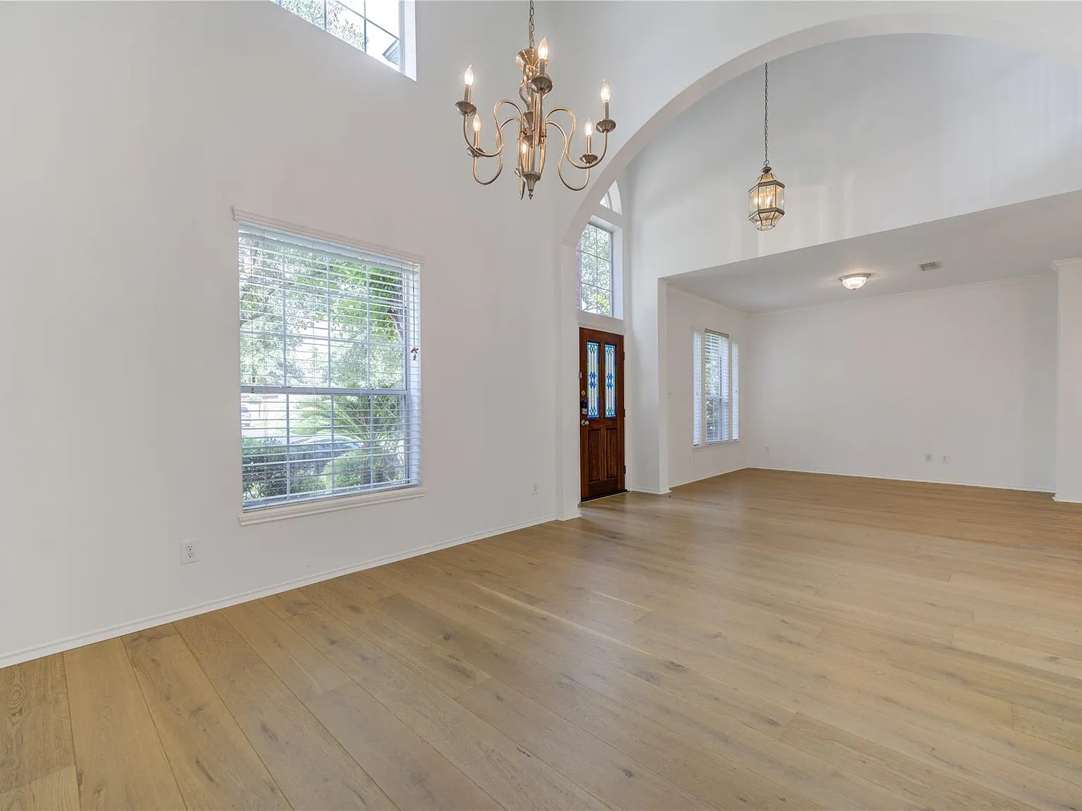 5 bed, 3400 sqft, $3,150 — Photo 4