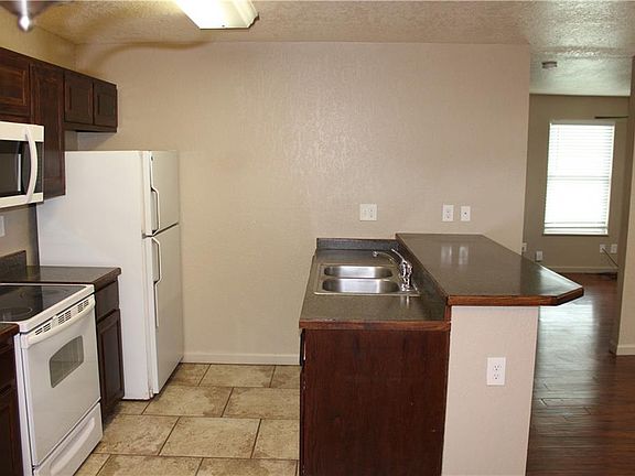 3rd image of 405 E Jackson St