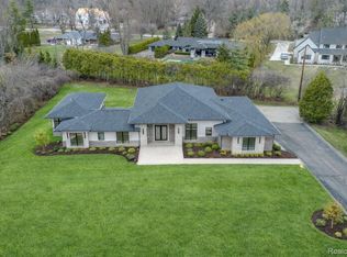 7400 Melody Ln, Bloomfield Hills, MI 48301