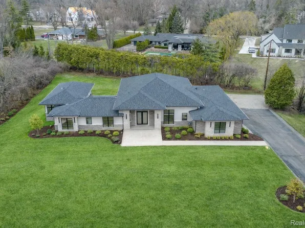 7400 Melody Ln, Bloomfield Hills, MI 48301