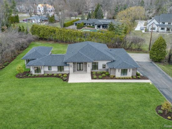 7400 Melody Ln, Bloomfield Hills, MI 48301