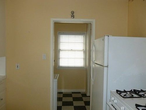 2nd image of 958 W Glenoaks Blvd