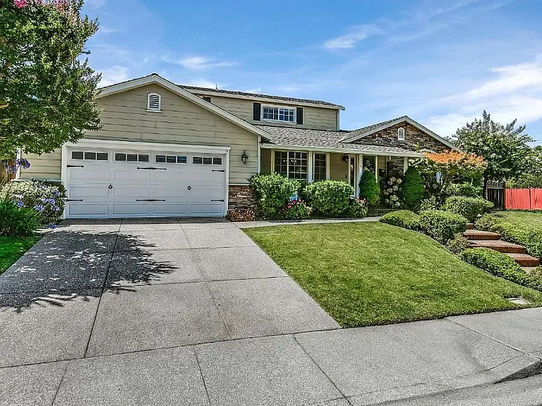 4318 Satinwood Dr — Photo 2
