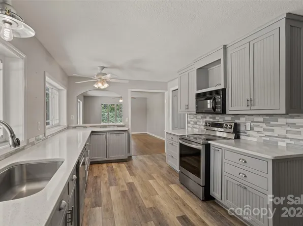 81 Thermal Hill Ln, Tryon, NC 28782