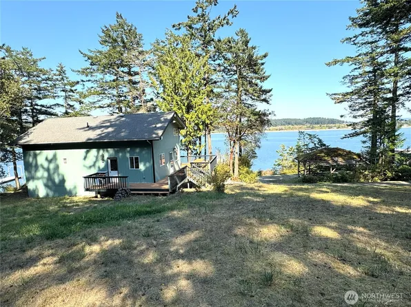 497 Chinook Way, Center Island, WA 98261