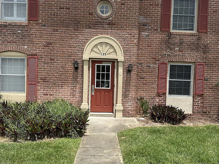 135 E Colonial Ct #1 — Photo 1