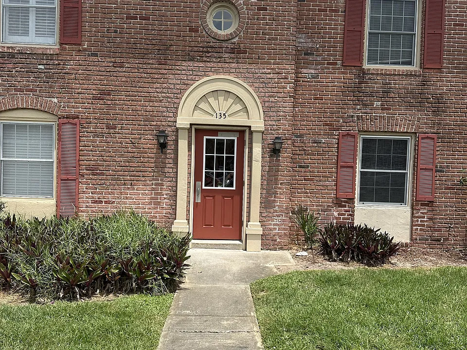 135 E Colonial Ct #1