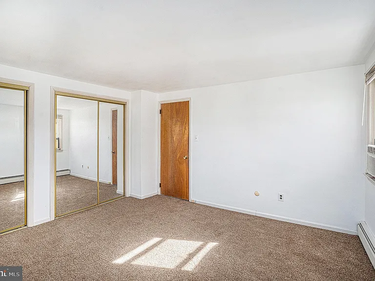 819 W 4th St — Photo 15