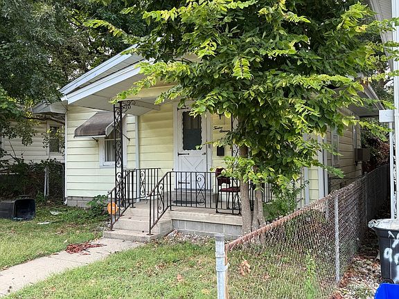 3rd image of 1211 W Ash St