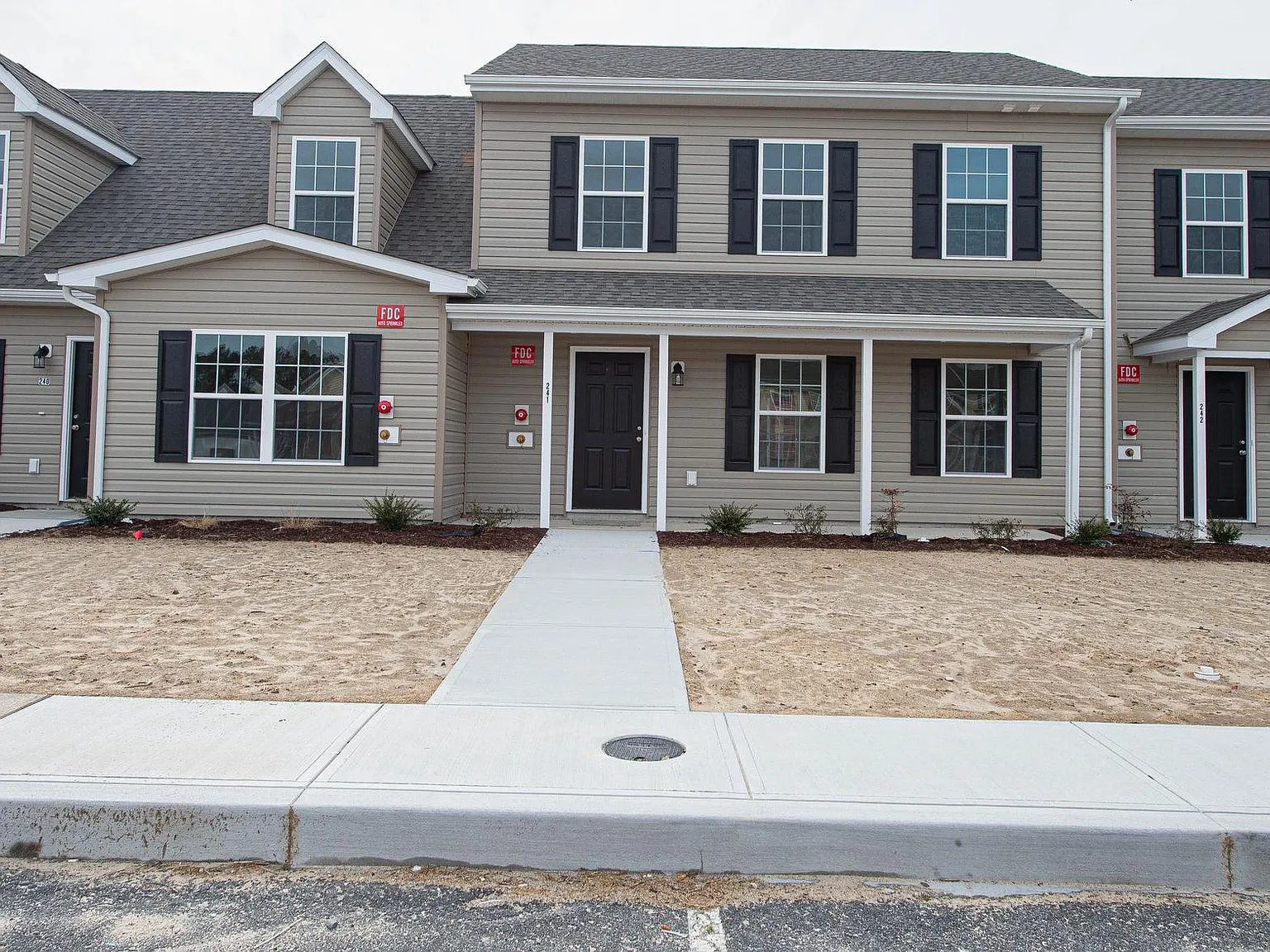 3 bed, 2.5 bath, 1304 sqft, $1,750 — Photo 1