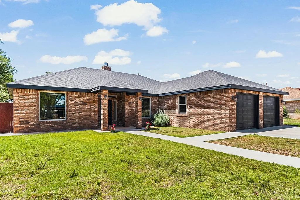 3 bed, 2.0 bath, 1817 sqft, $2,700 — Photo 2