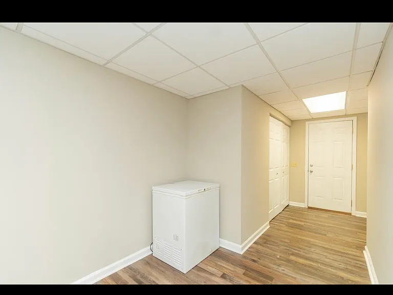 911 Crest Dr — Photo 26