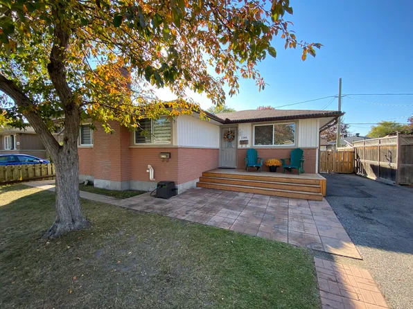 1344 Avenue U #A, Ottawa, ON K1G 0E1